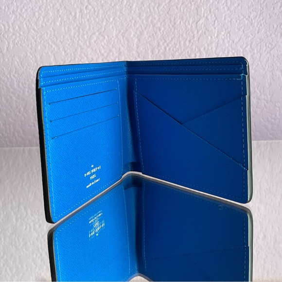 GORGEOUS Louis Vuitton 2018 Taiga Bifold Wallet in Like New Condition - Picture 5 of 9